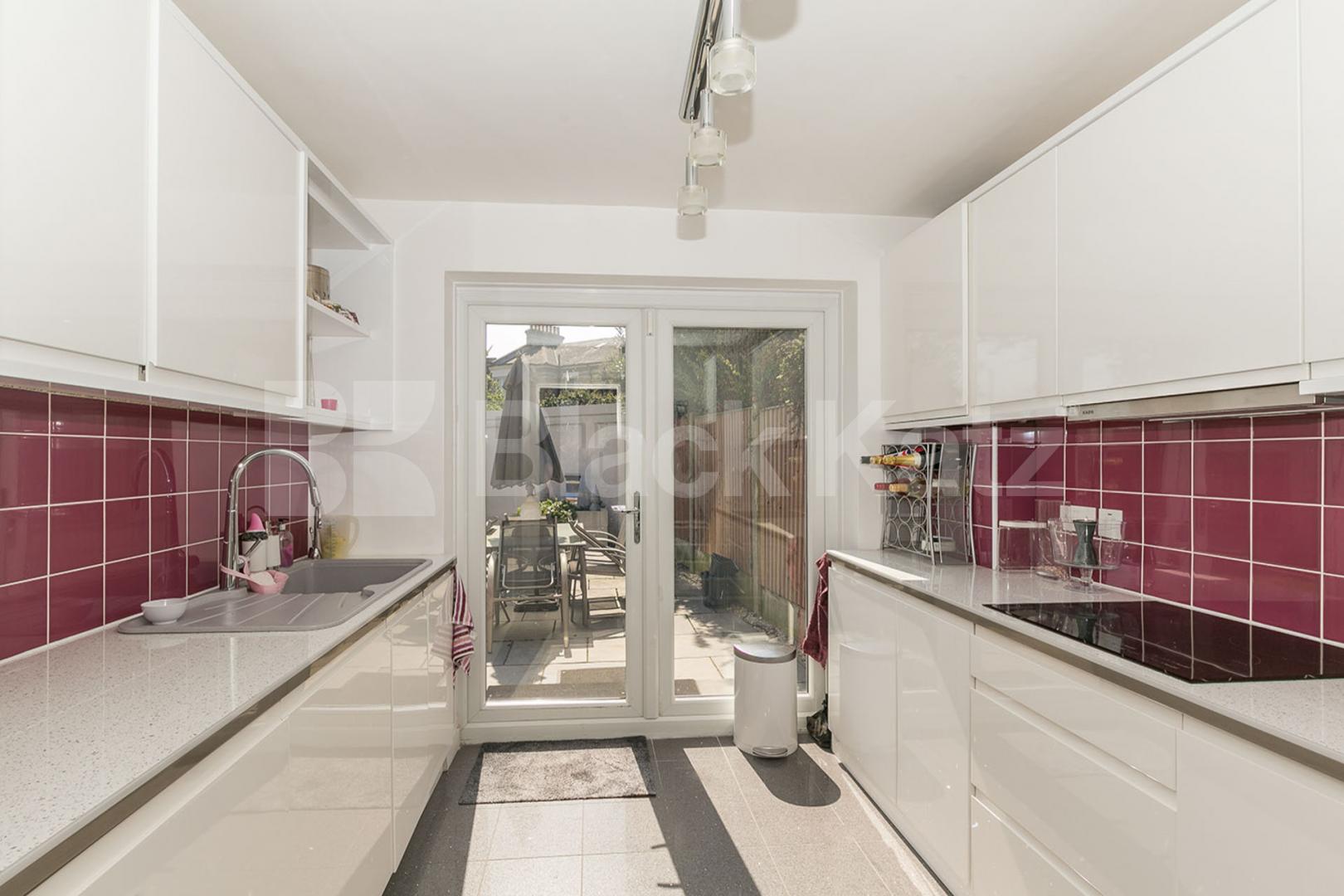 Stunning ground floor 2 bedroom property to rent with driveway for 2 cars Uplands Park Road, Enfield 